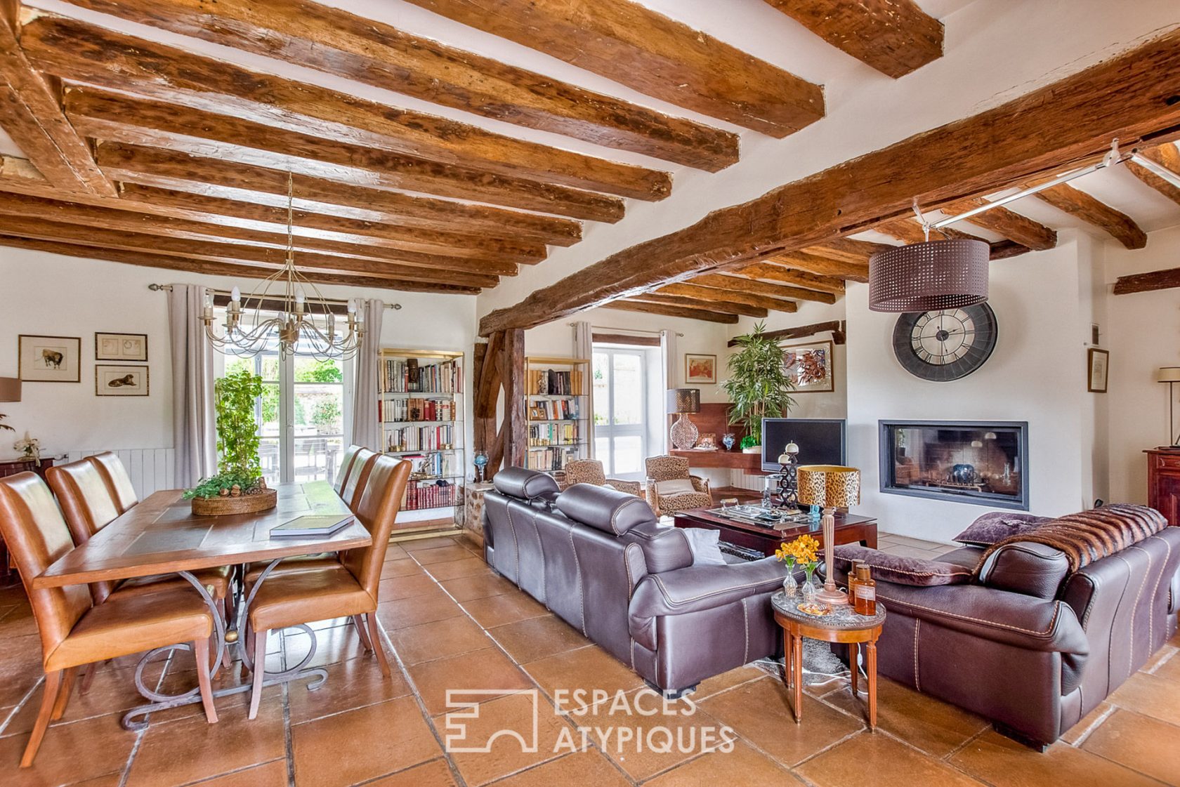 Maison de caractère avec piscine et jardin clos de murs