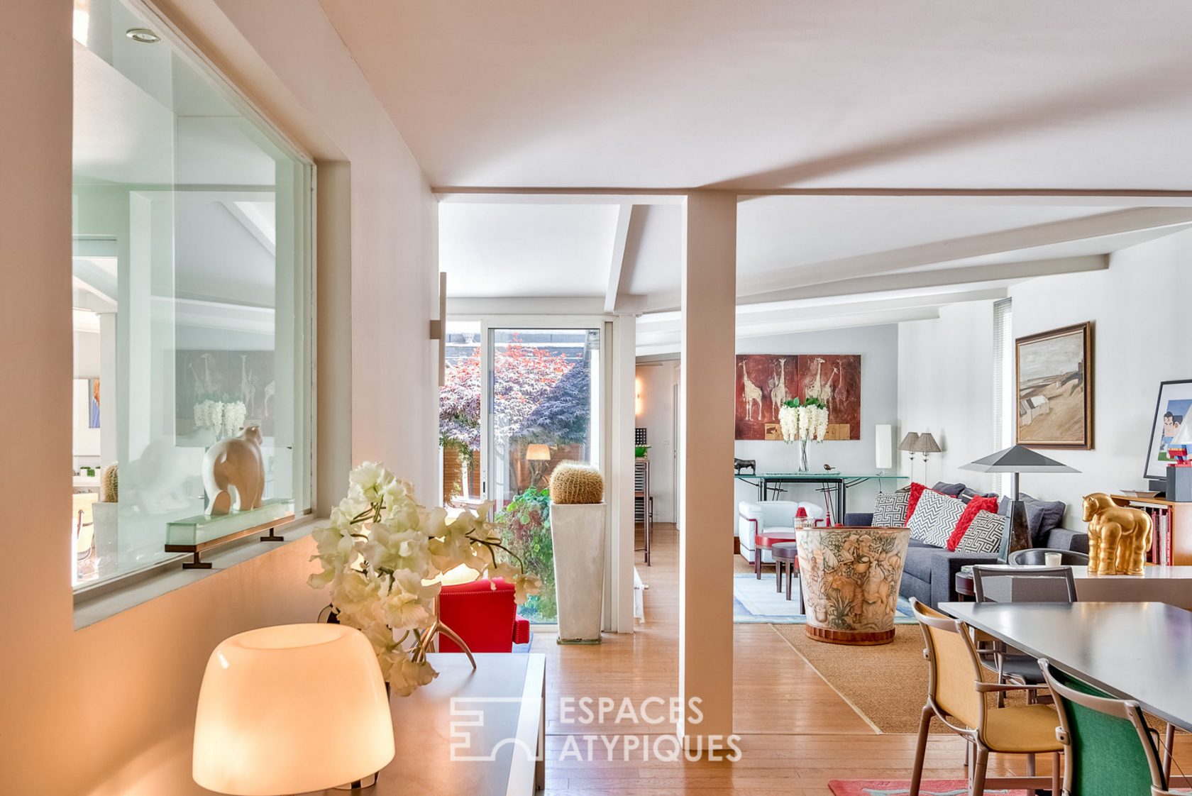 Loft moderniste lumineux avec patios intérieurs