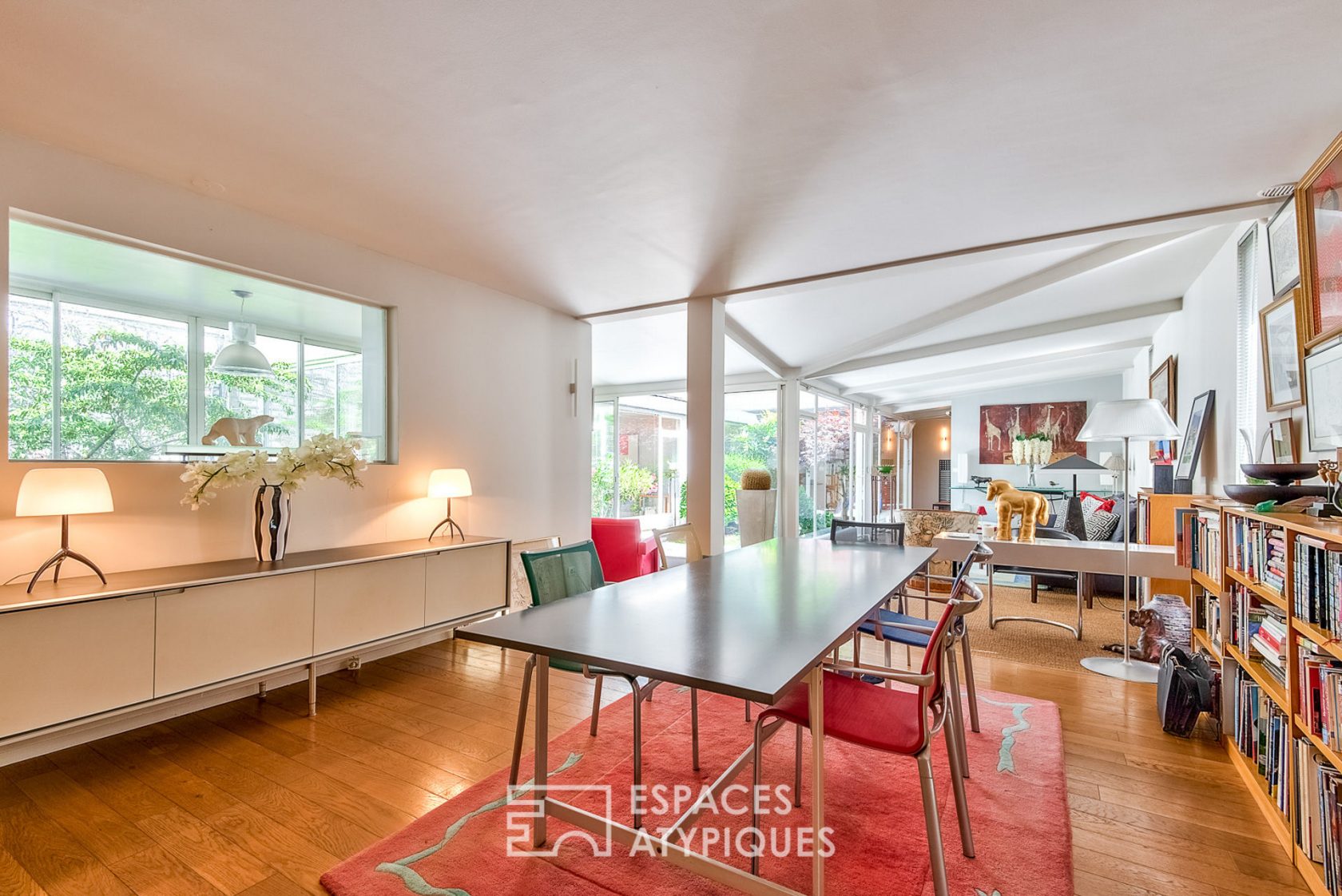 Loft moderniste lumineux avec patios intérieurs