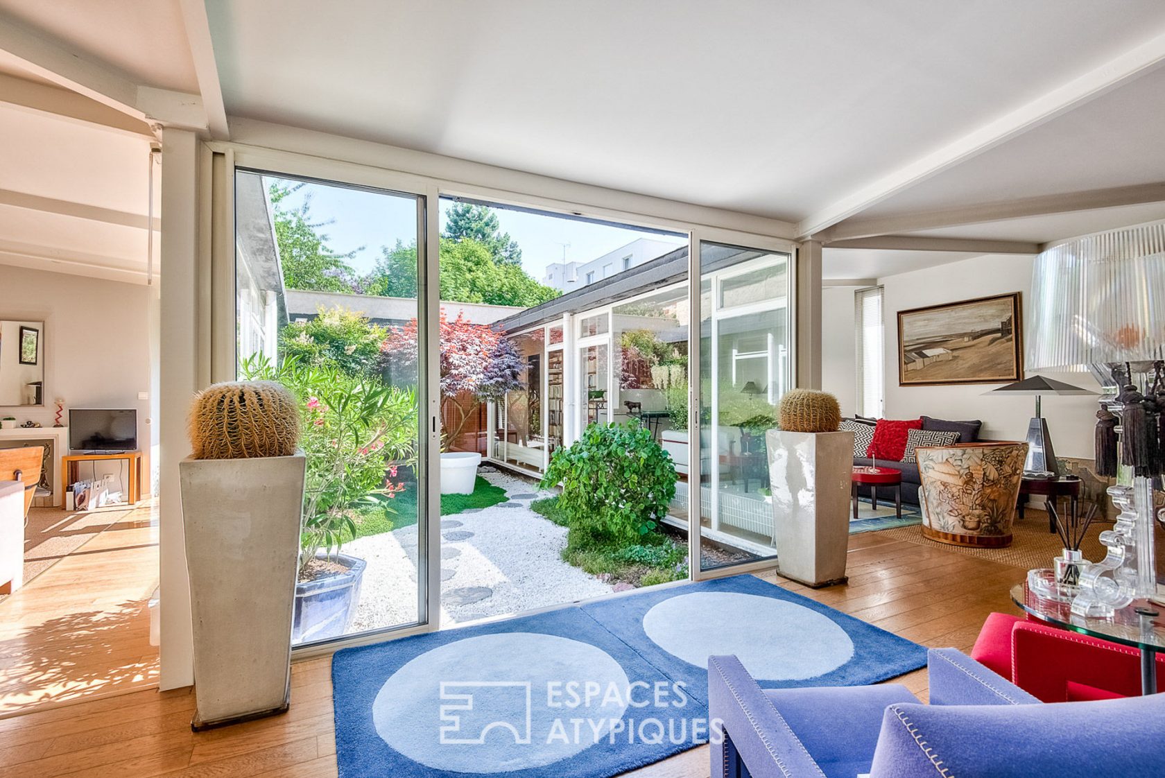 Loft moderniste lumineux avec patios intérieurs