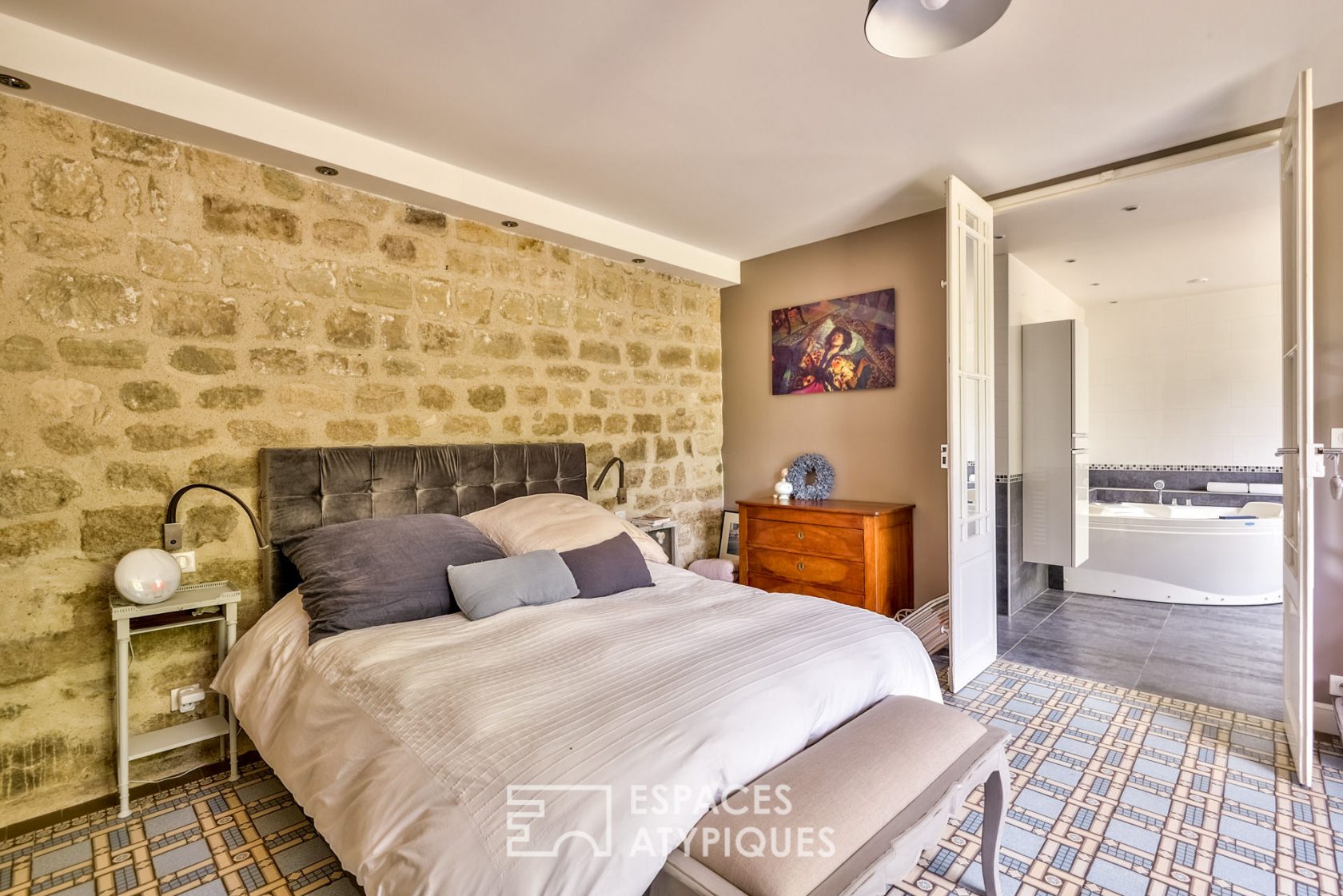Old carpentry rehabilitated in contemporary
