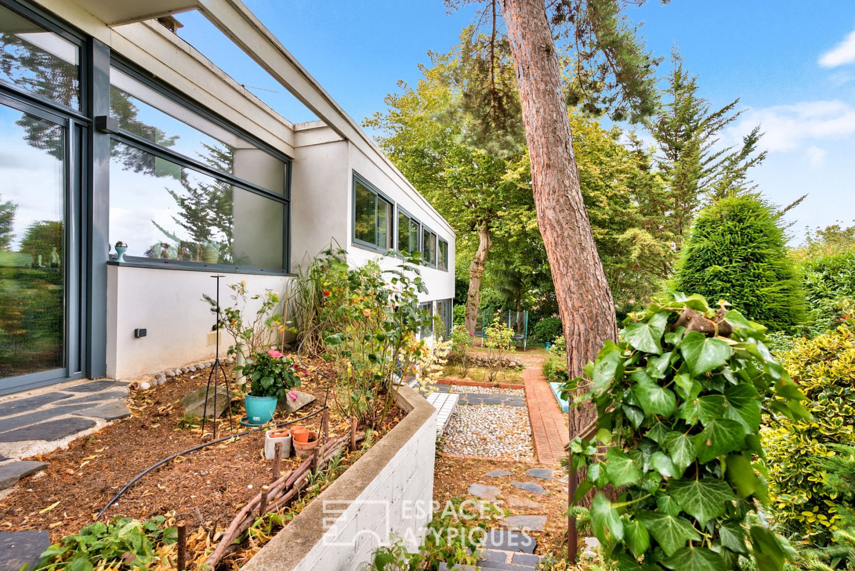 Architect house from the 1950s renovated in contemporary style