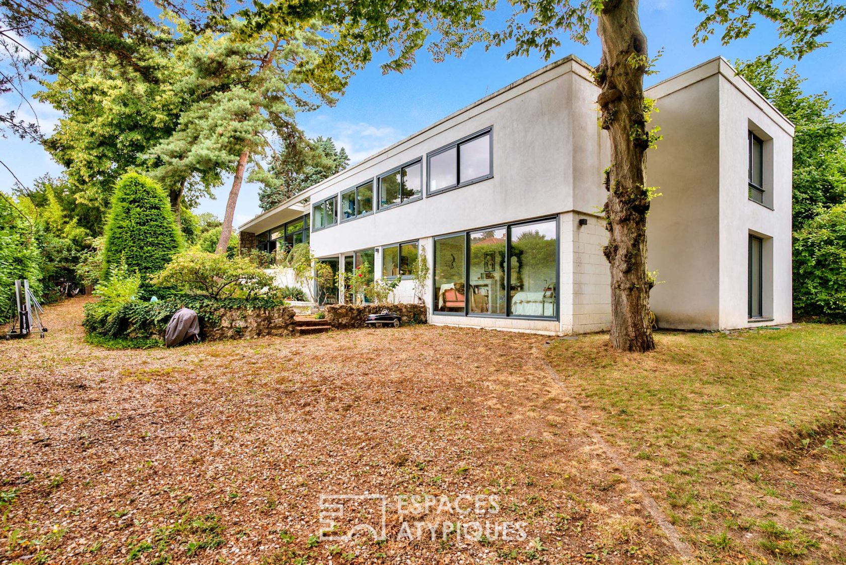 Architect house from the 1950s renovated in contemporary style