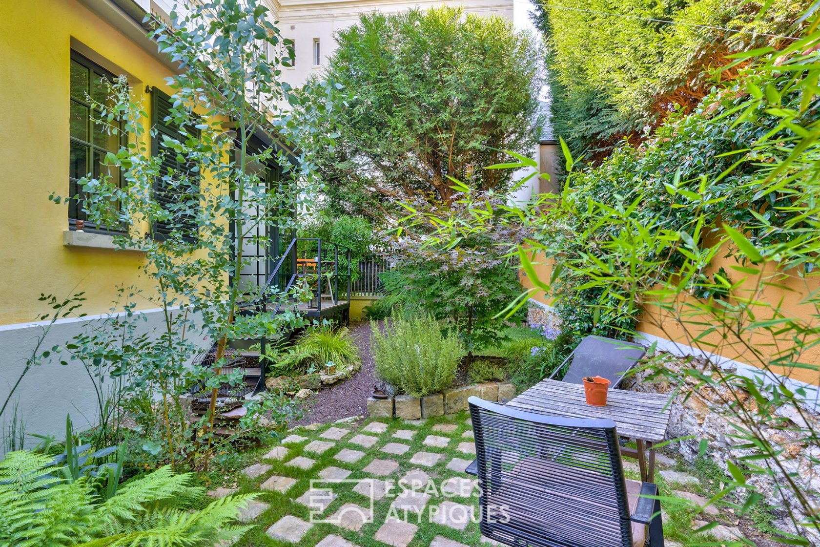 Contemporary apartment with garden