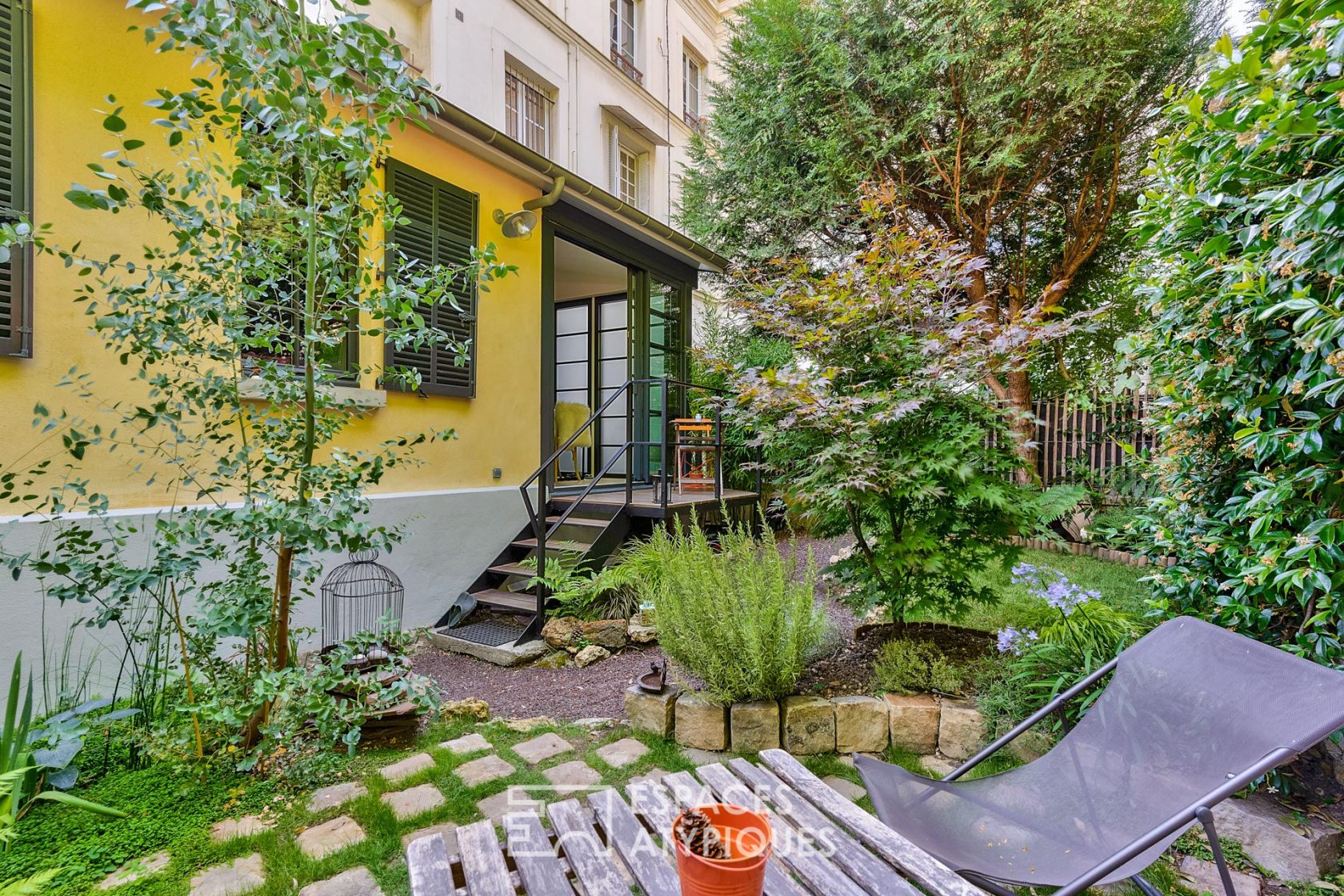 Contemporary apartment with garden