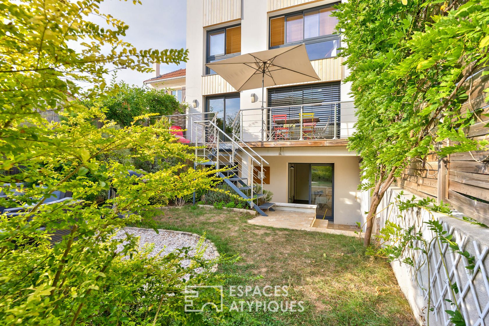 Maison d’architecte BBC avec terrasses sur jardin