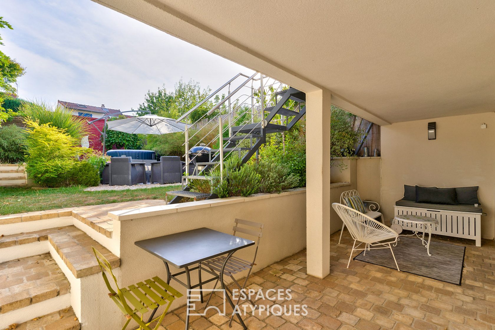 Maison d’architecte BBC avec terrasses sur jardin