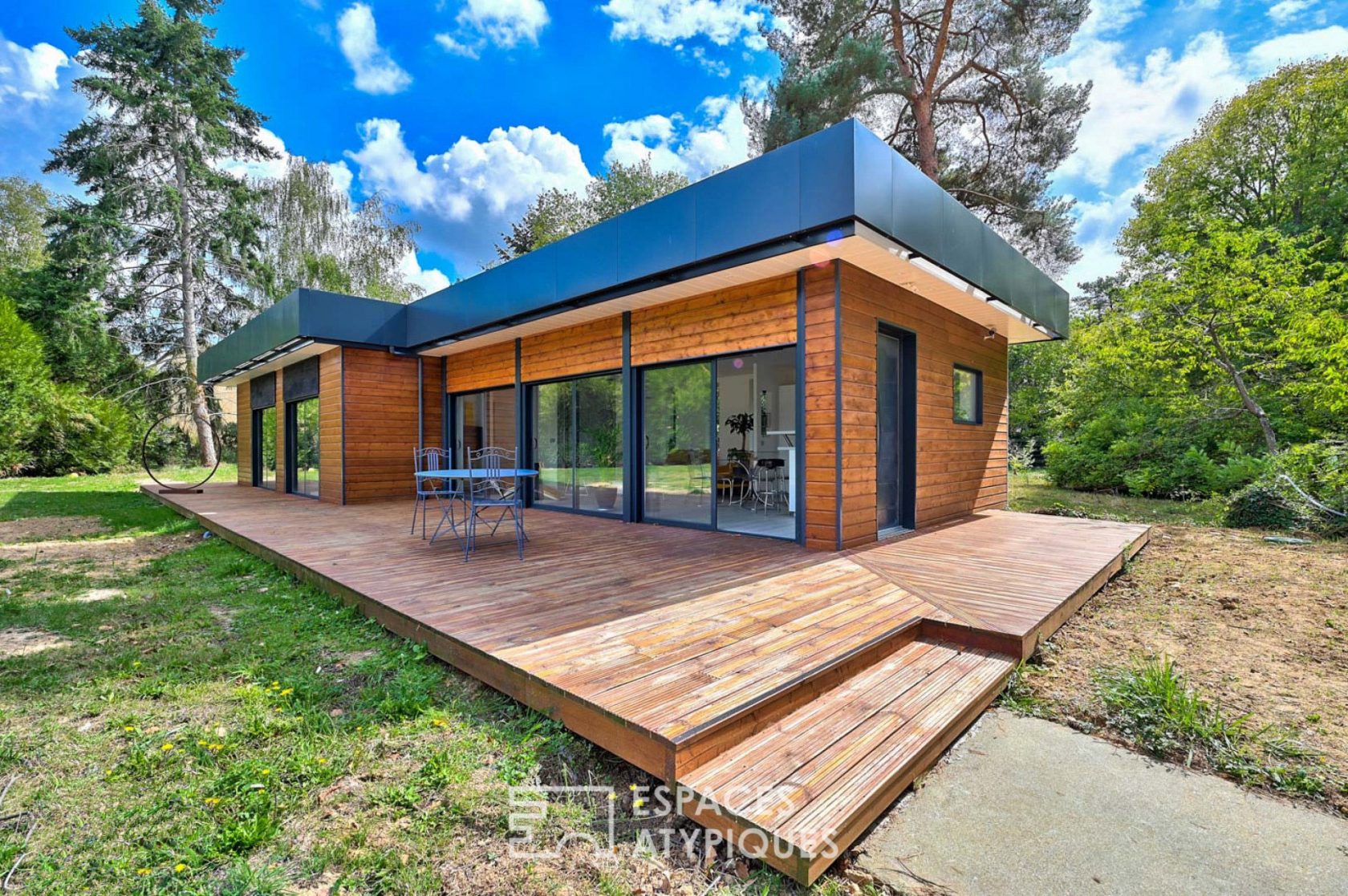 Maison en bois au coeur de la forêt