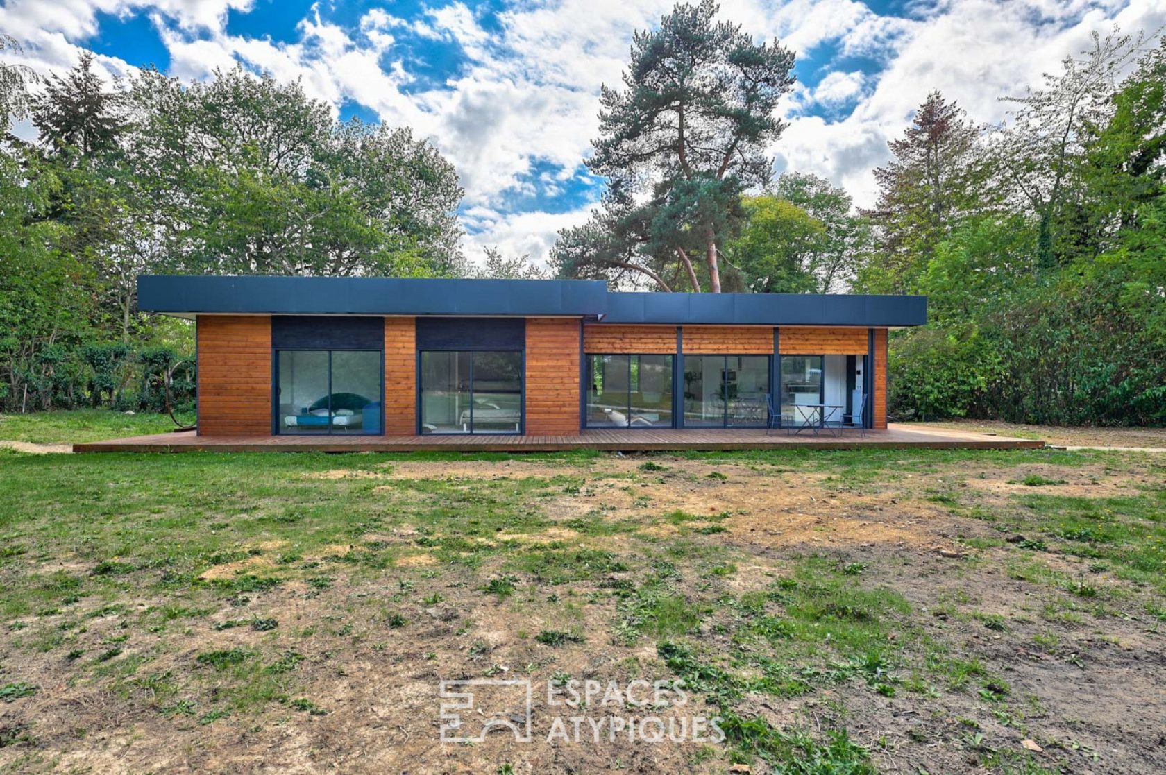 Maison en bois au coeur de la forêt