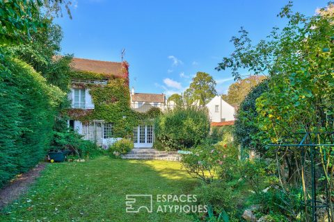 House and its outbuilding on garden and courtyard