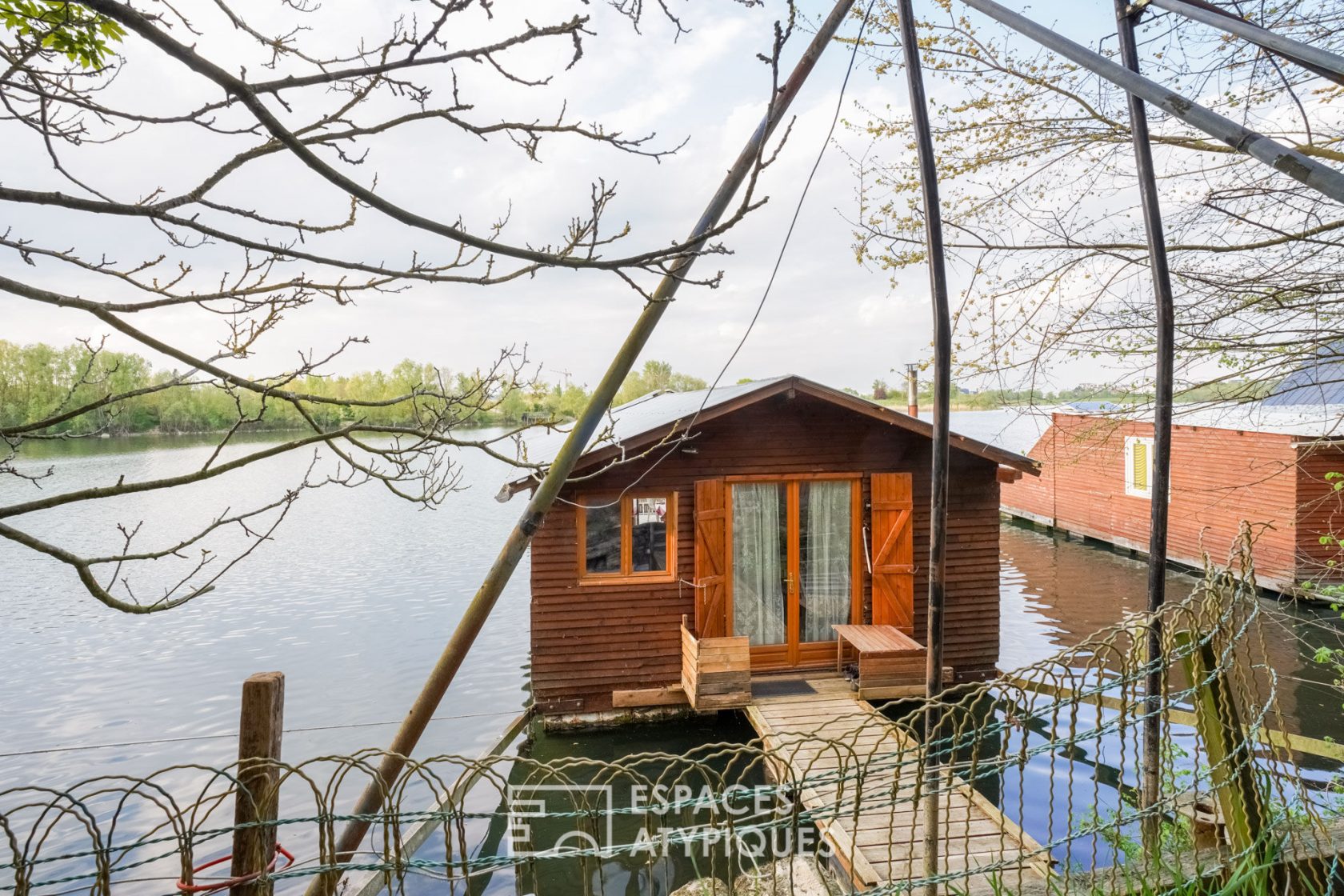 Floating cabin in the Grass People’s Park
