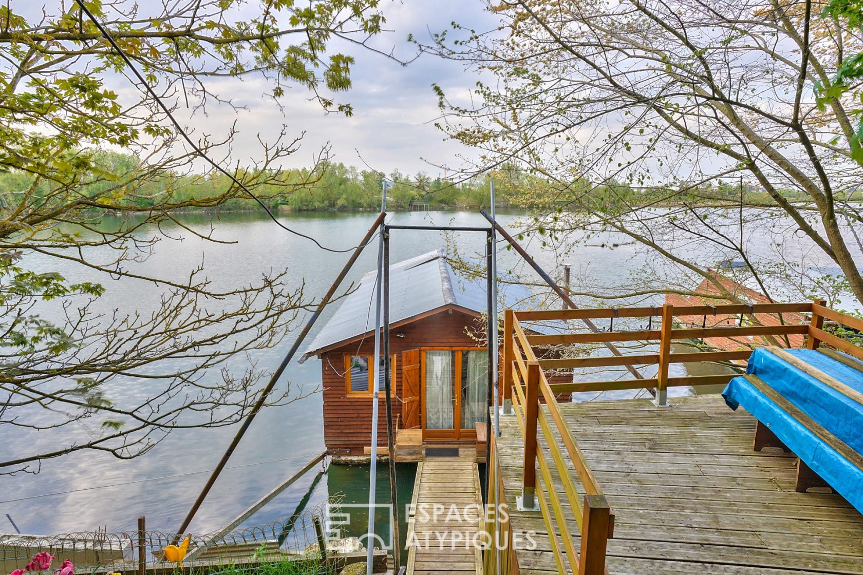 Floating cabin in the Grass People’s Park