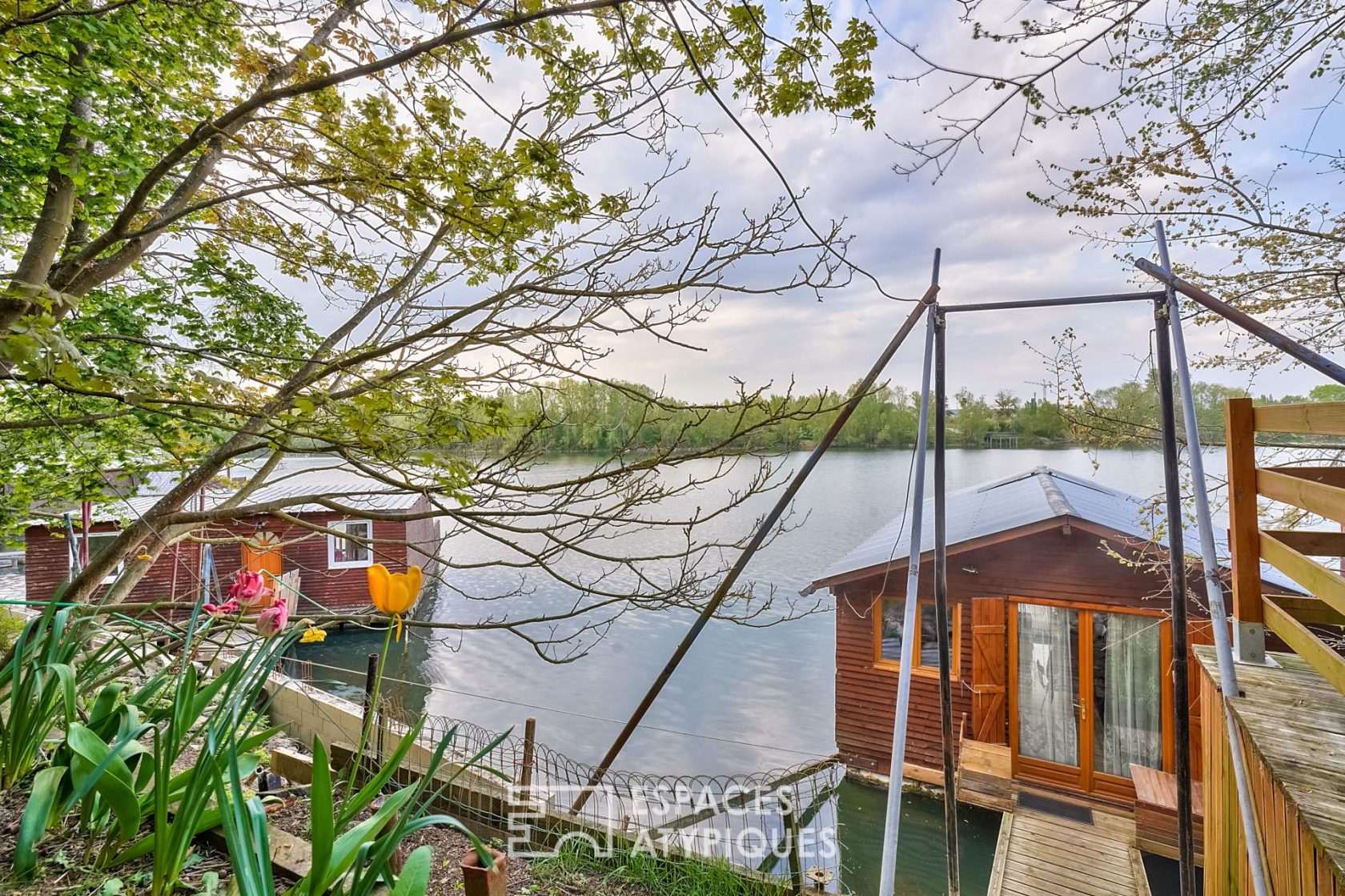 Floating cabin in the Grass People’s Park
