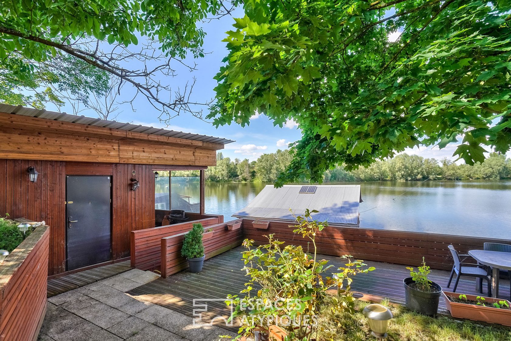 Chalet flottant sur un étang