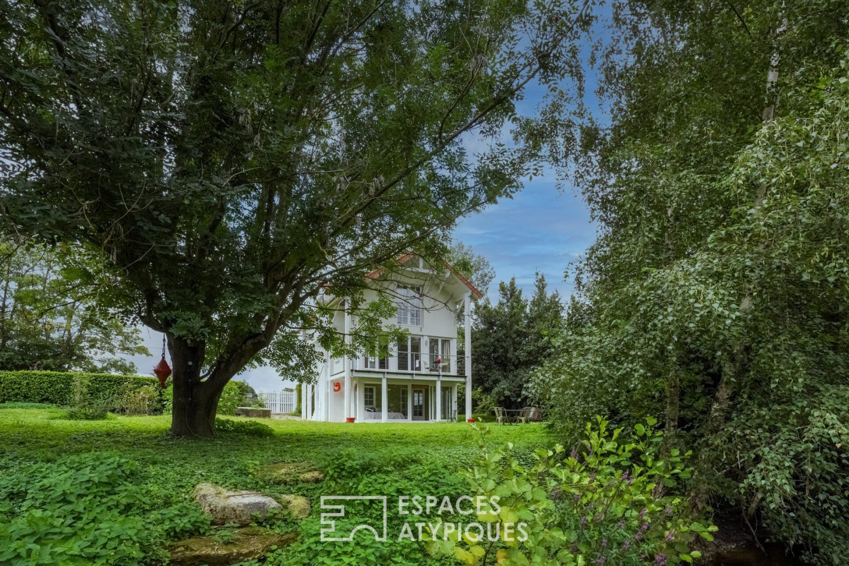 Charming house in the heart of a private island on the banks of the Seine