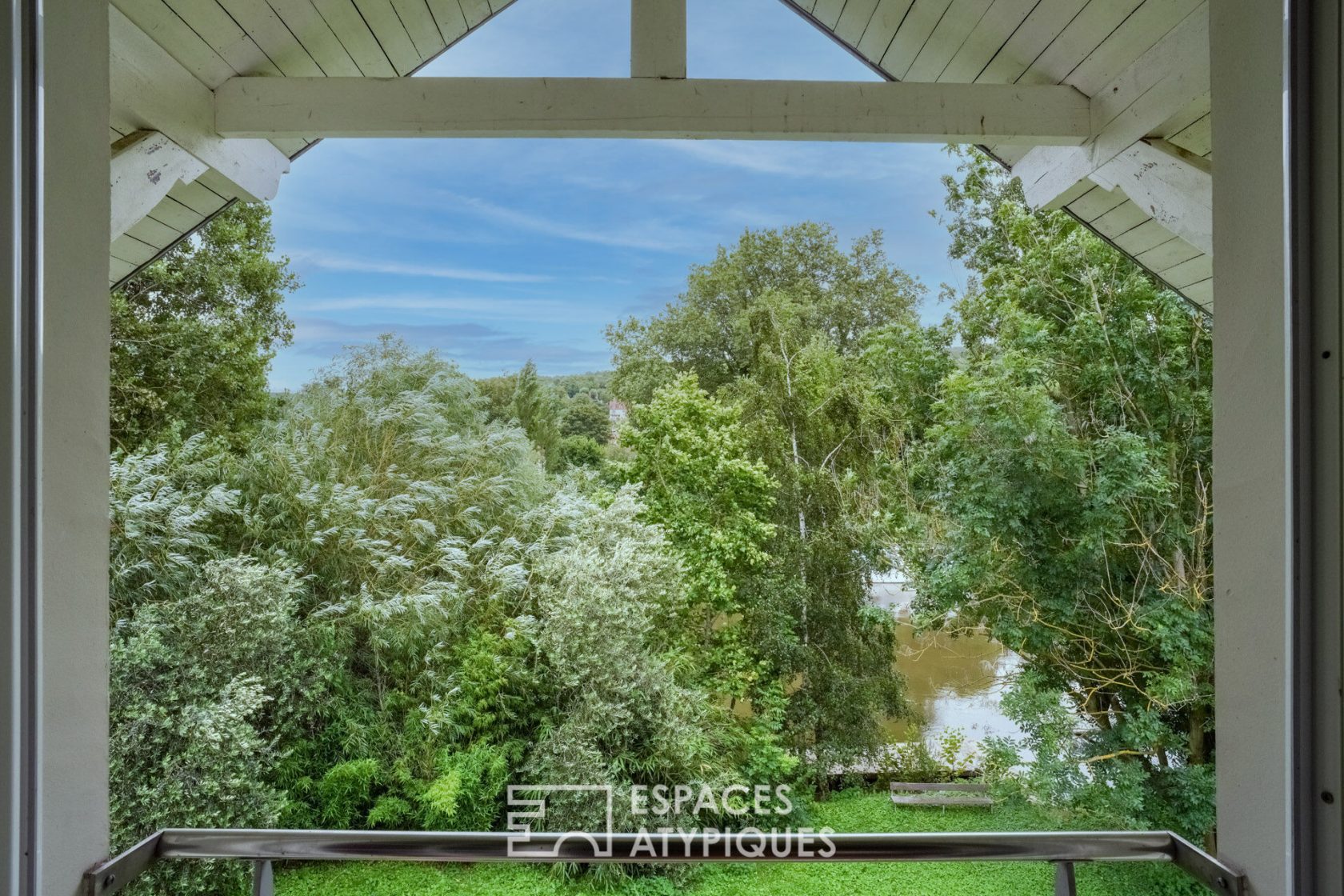 Charming house in the heart of a private island on the banks of the Seine