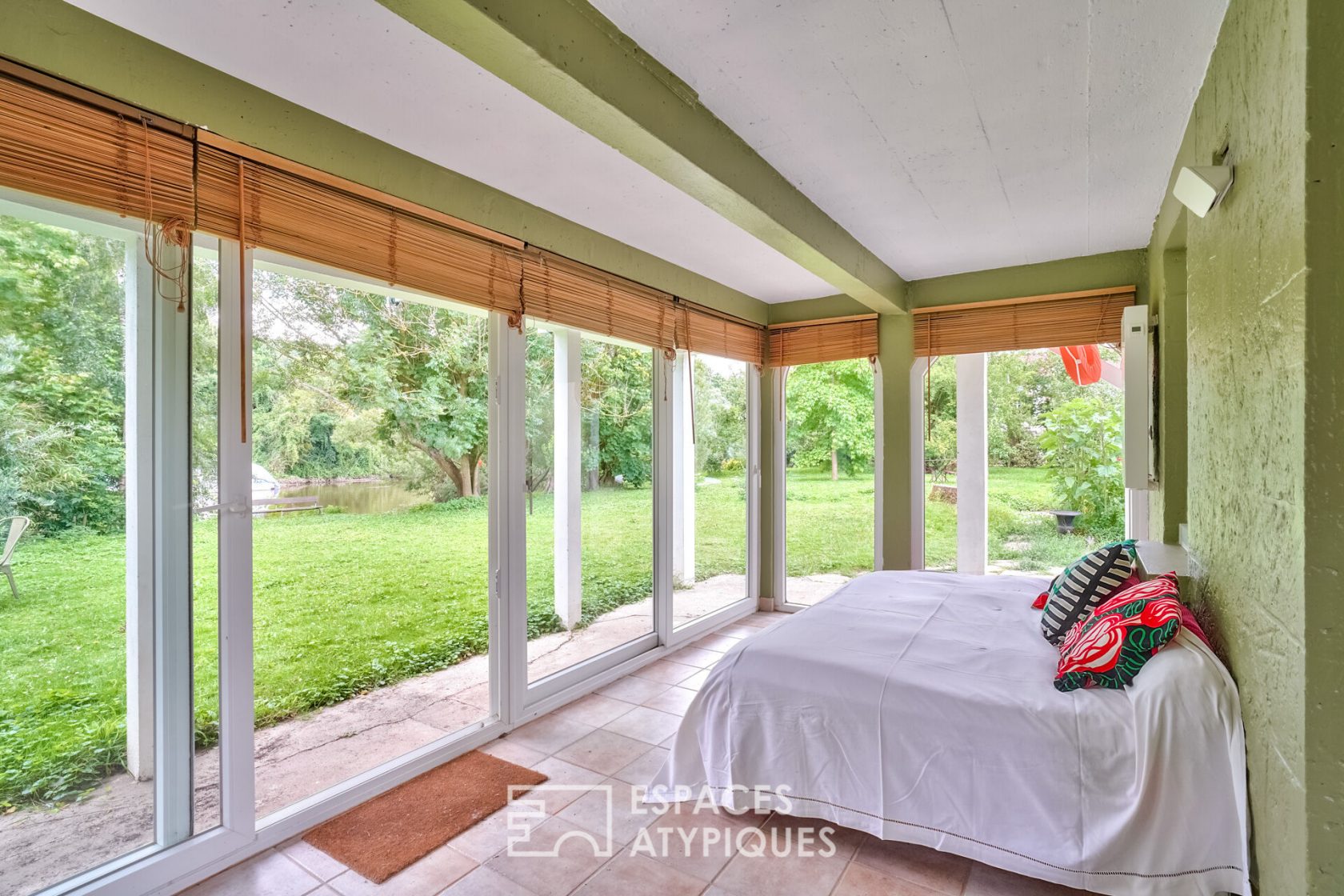 Charming house in the heart of a private island on the banks of the Seine