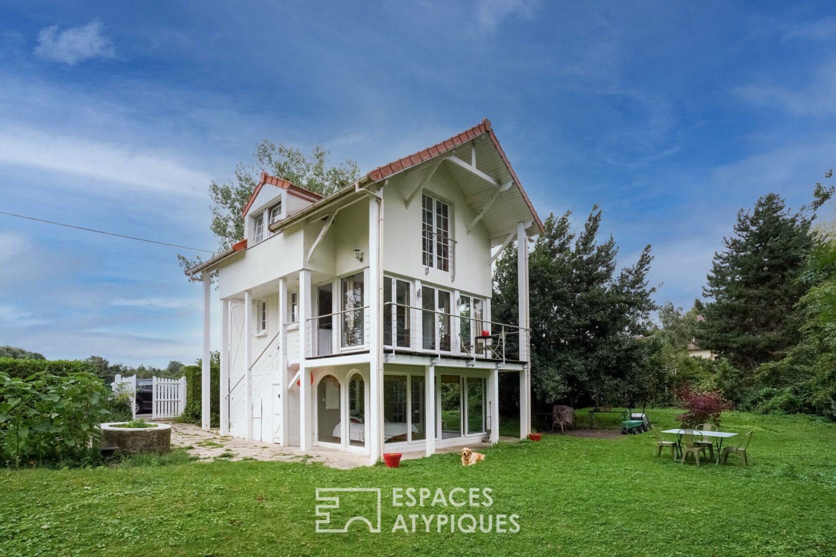 Charming house in the heart of a private island on the banks of the Seine