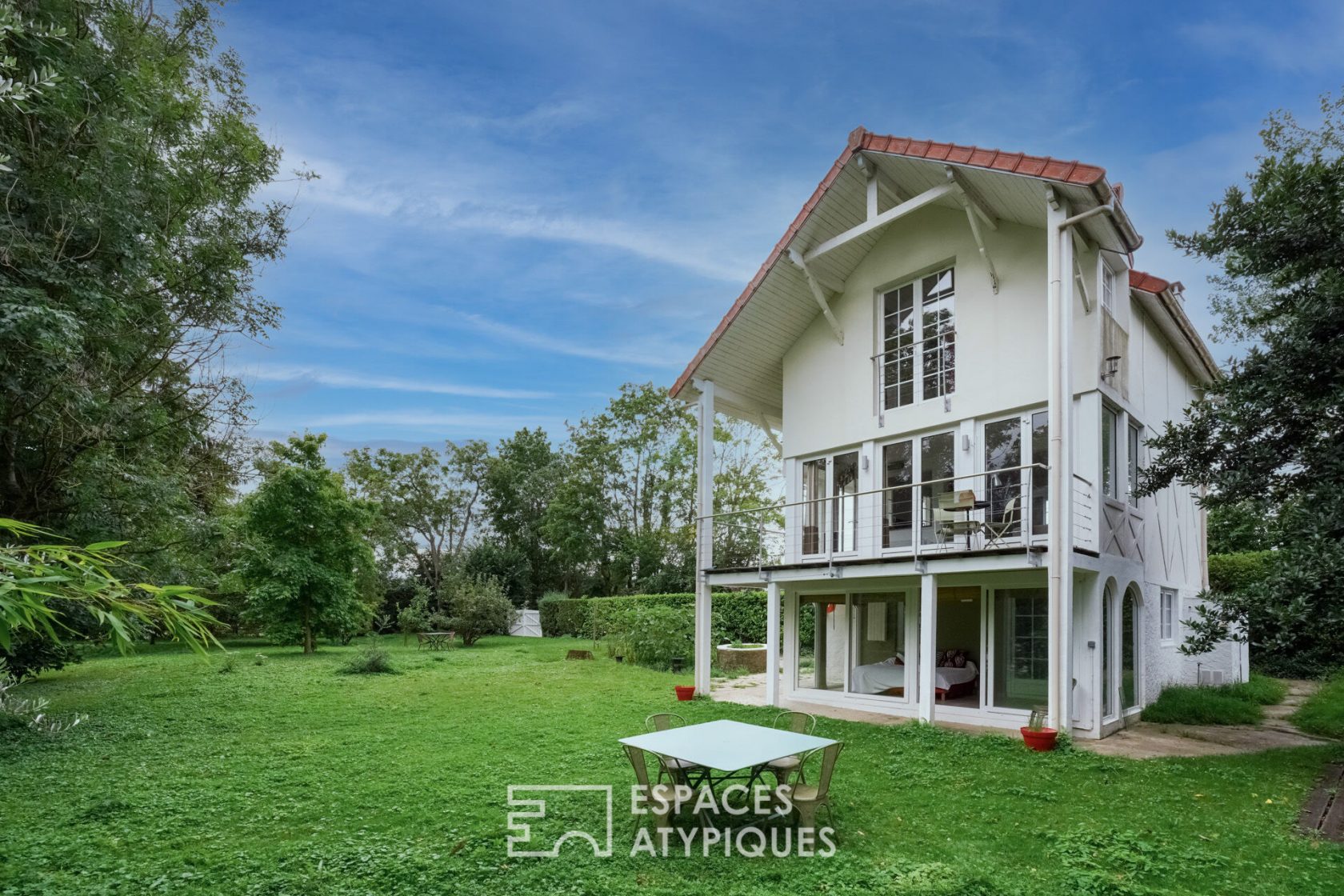 Charming house in the heart of a private island on the banks of the Seine