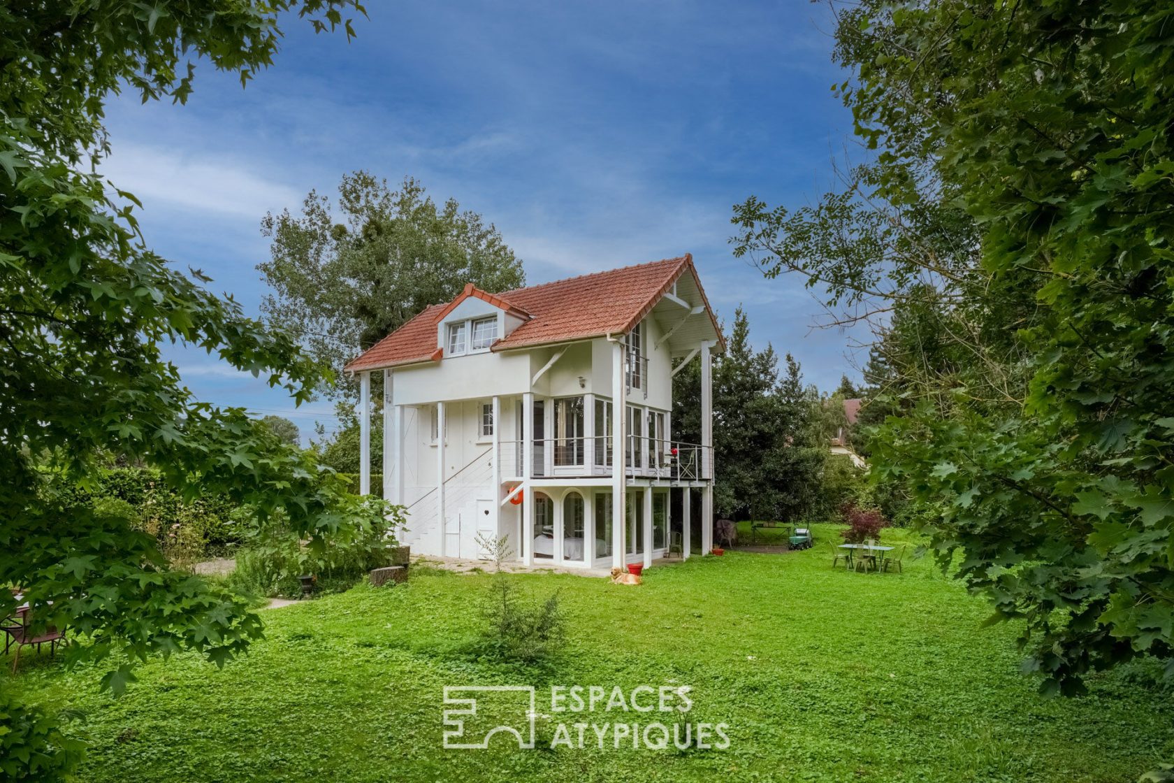 Charming house in the heart of a private island on the banks of the Seine