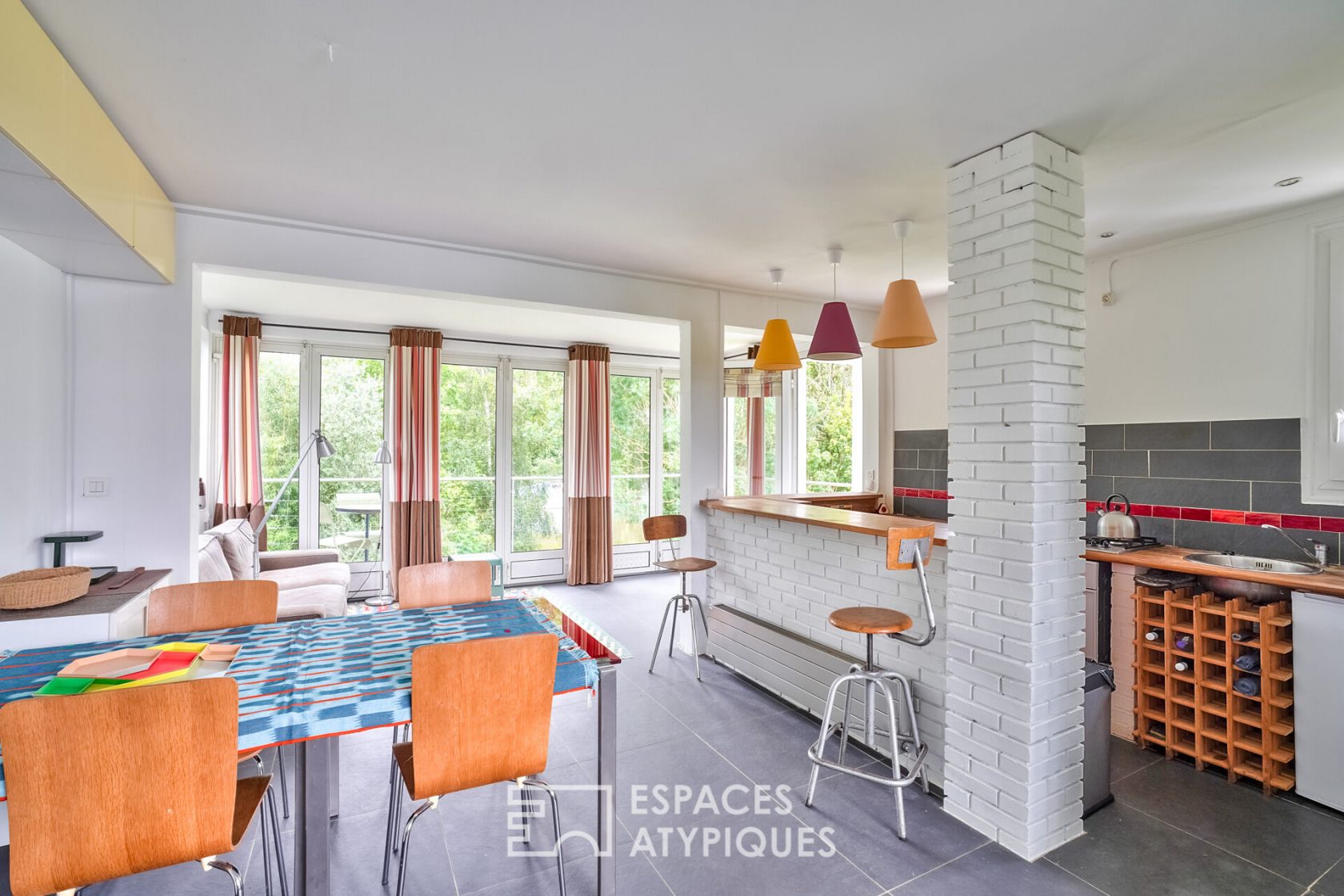 Charming house in the heart of a private island on the banks of the Seine