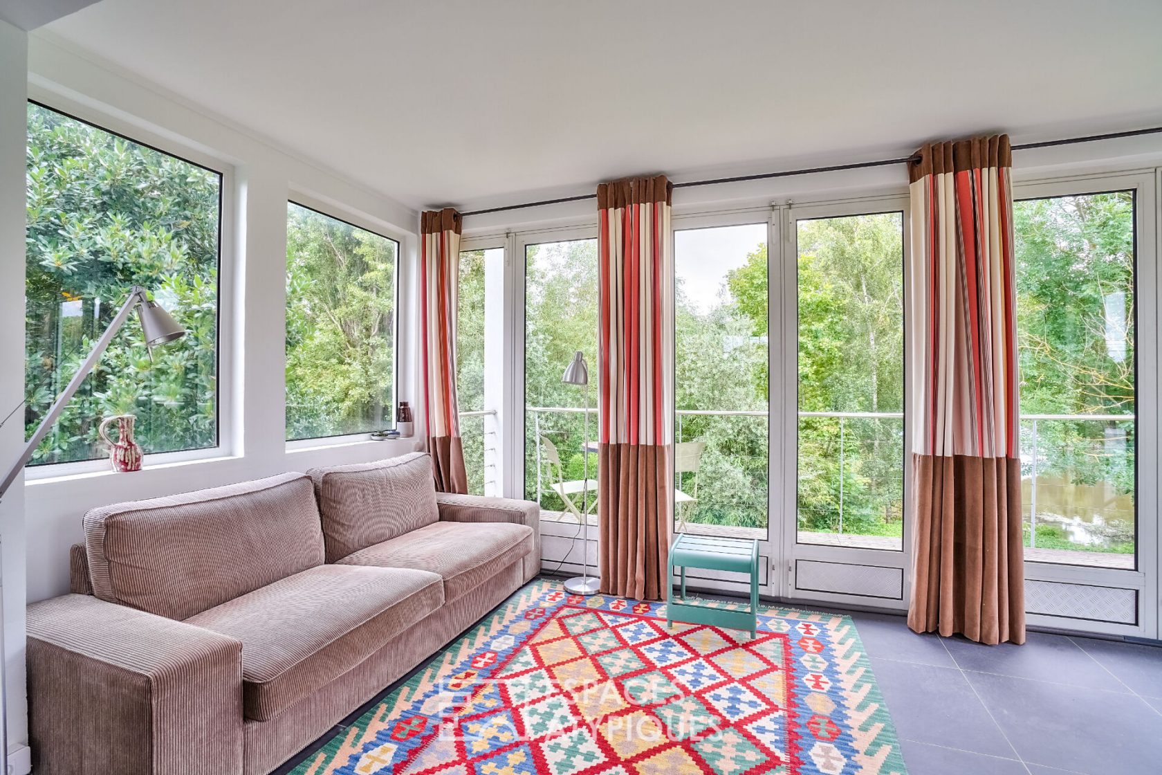 Charming house in the heart of a private island on the banks of the Seine