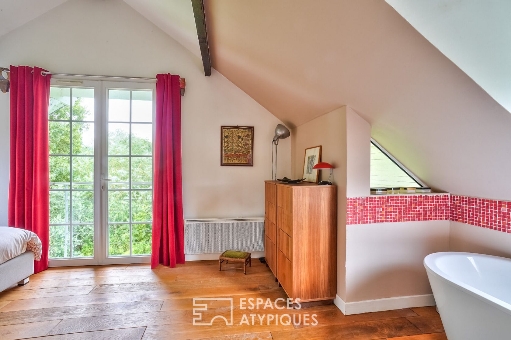 Charming house in the heart of a private island on the banks of the Seine