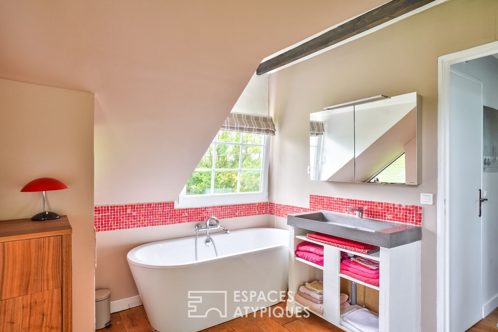 Charming house in the heart of a private island on the banks of the Seine