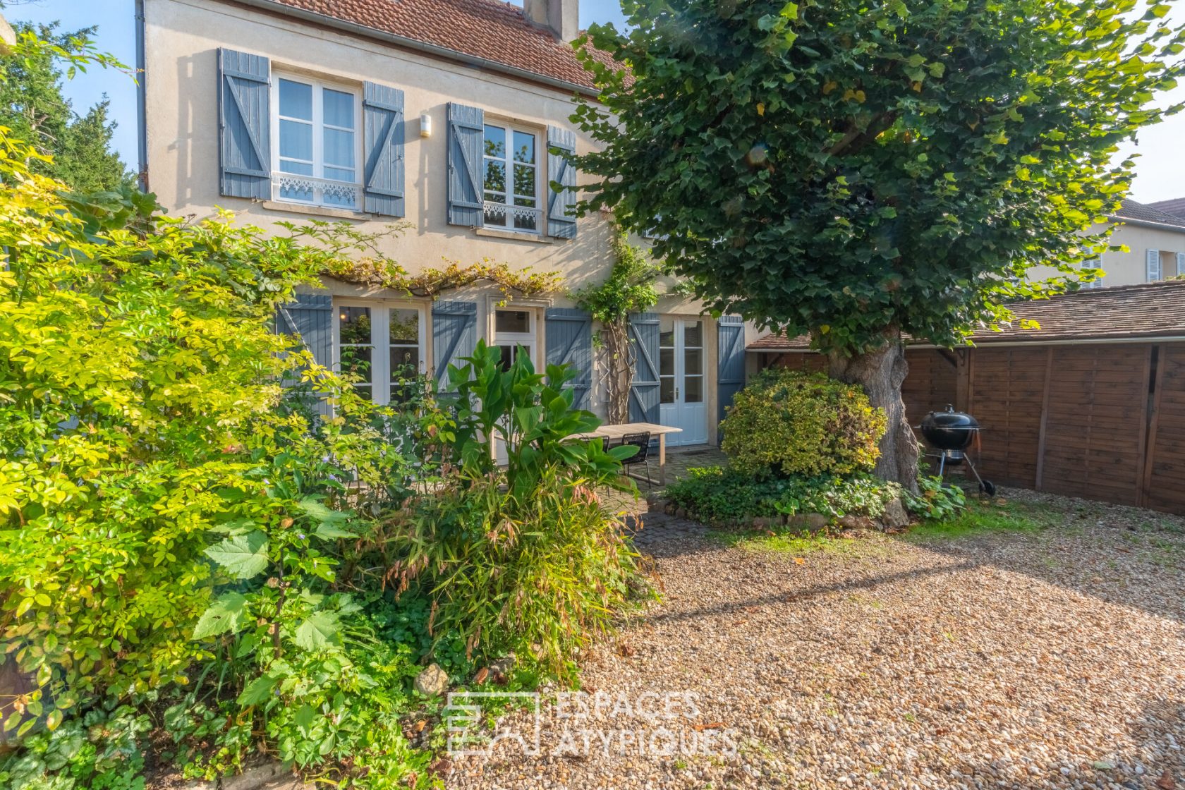 Townhouse with garden in the heart of the historic center of Verneuil sur Seine