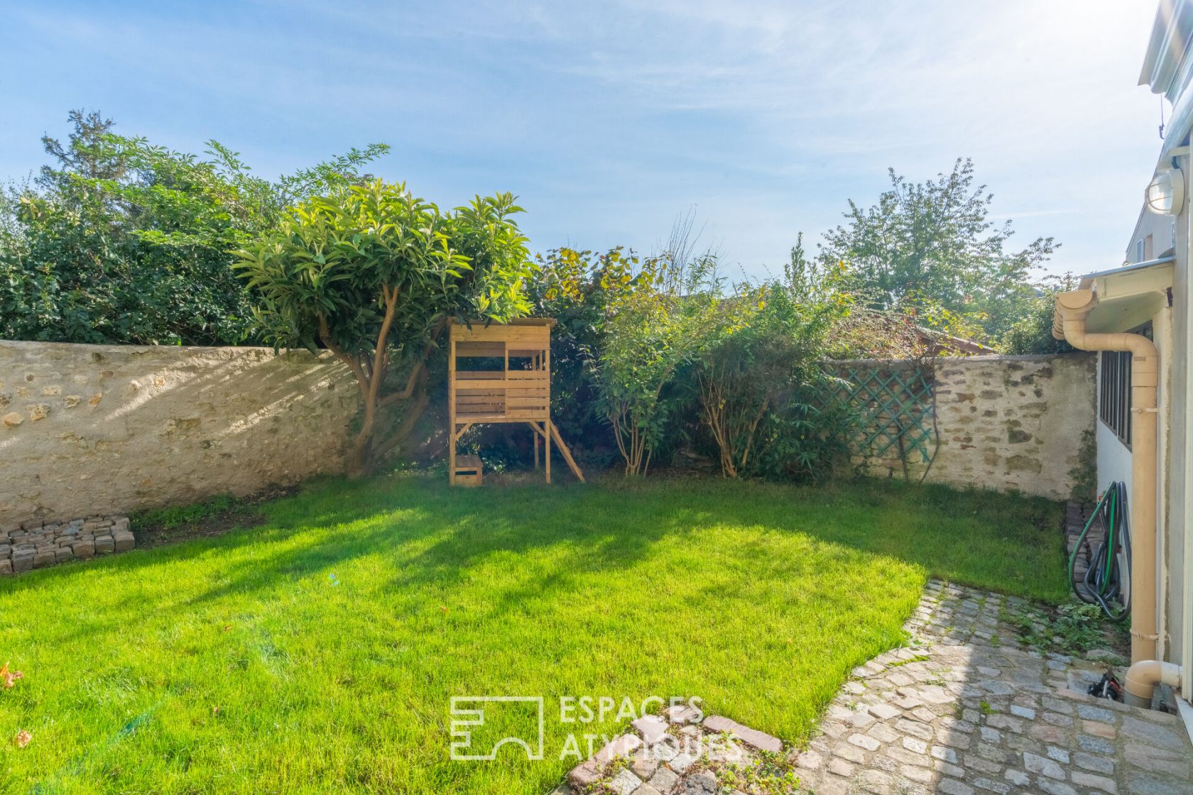 Townhouse with garden in the heart of the historic center of Verneuil sur Seine