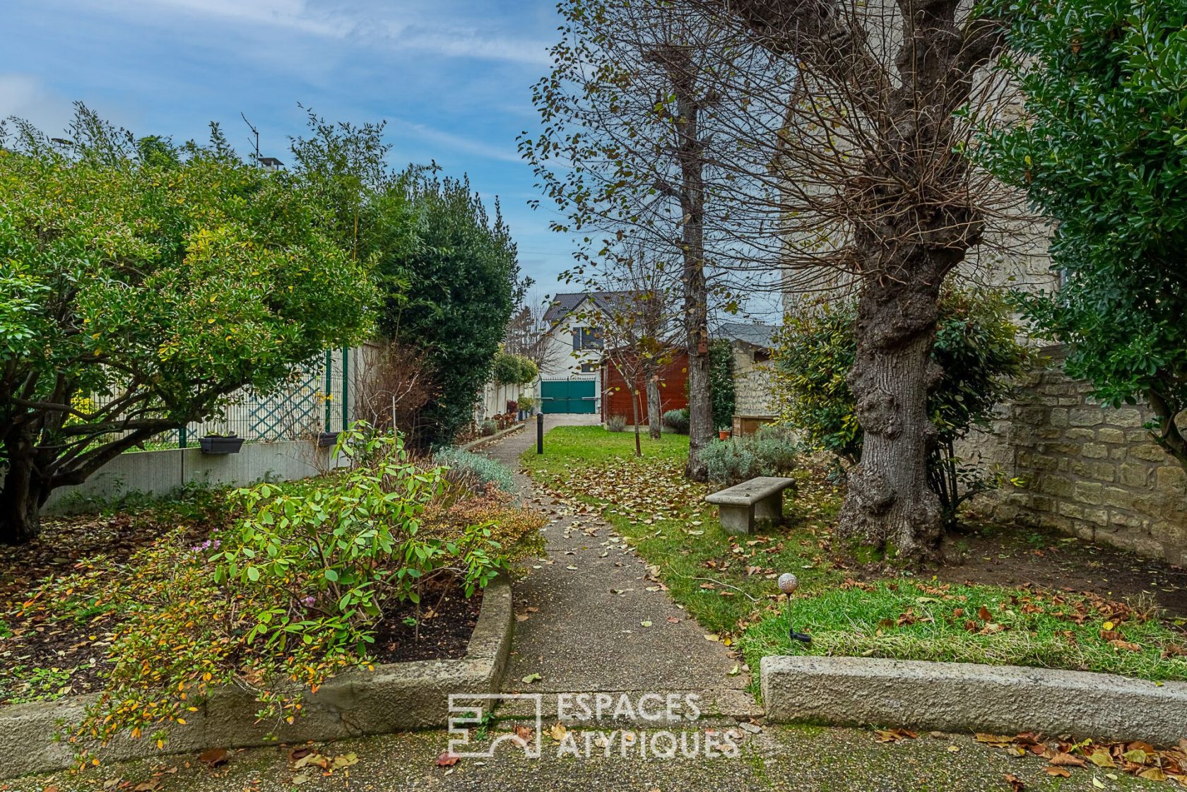 Rare 1900 spirit millstone in the center of Verneuil sur Seine