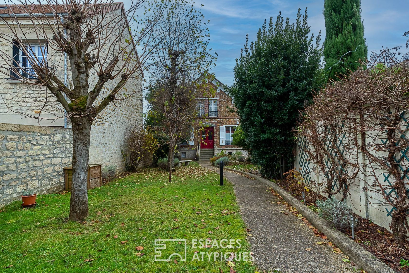 Rare 1900 spirit millstone in the center of Verneuil sur Seine