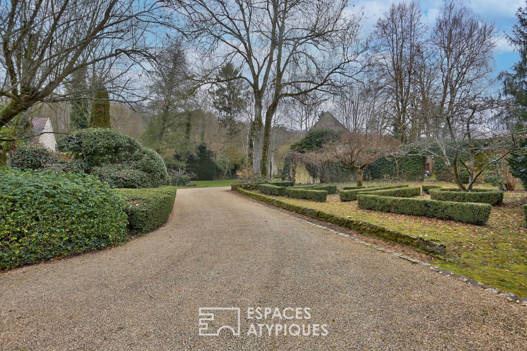 Fabulous architect-designed house with living room-cathedral in the middle of a park