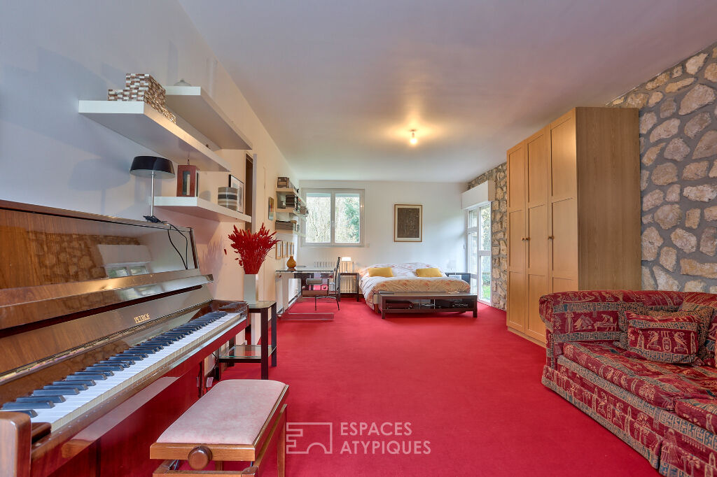 Fabulous architect-designed house with living room-cathedral in the middle of a park