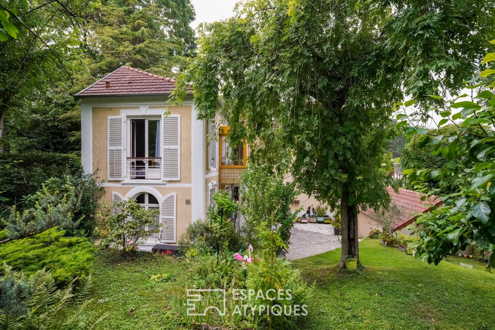 Former restaurant with terraces and garden