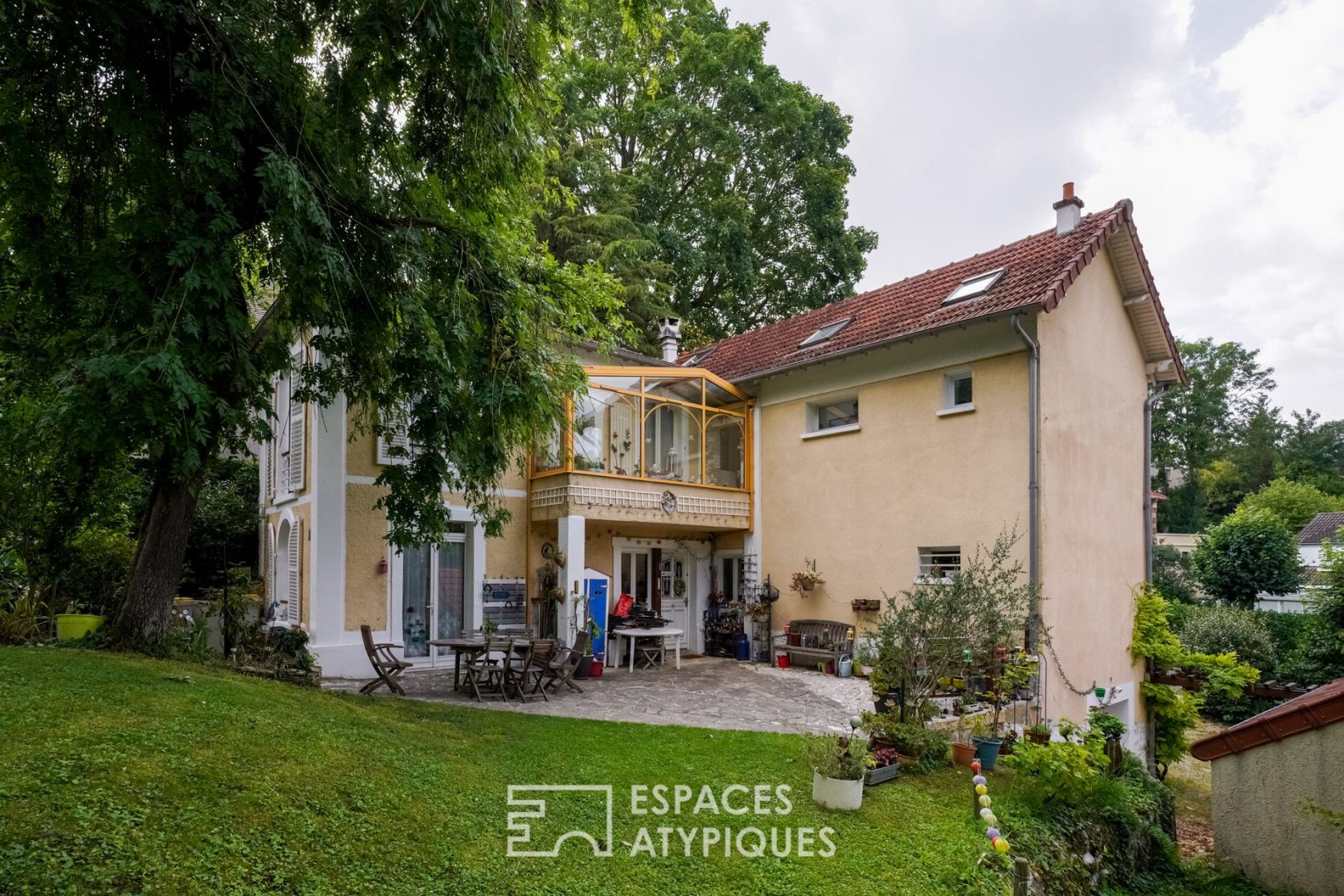 Former restaurant with terraces and garden