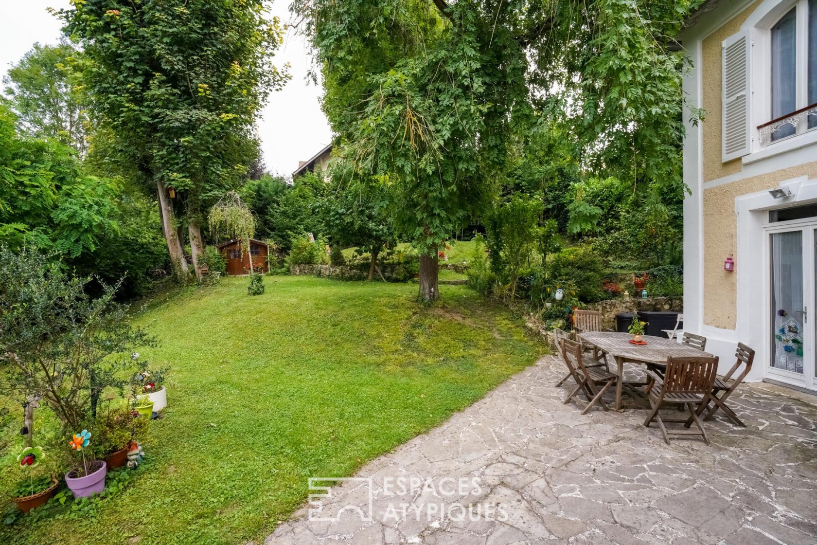 Former restaurant with terraces and garden