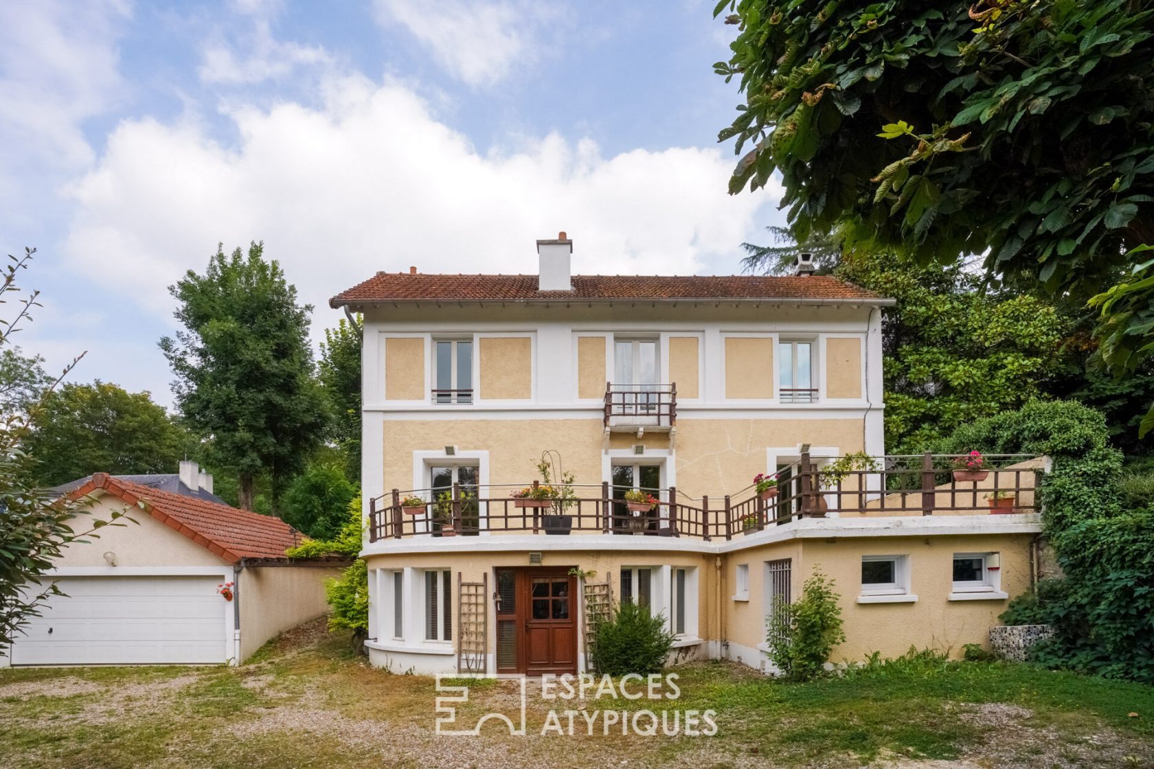 Former restaurant with terraces and garden