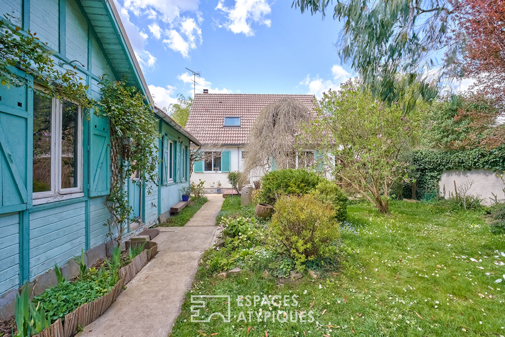 Maisonette with view and its outbuilding on an island