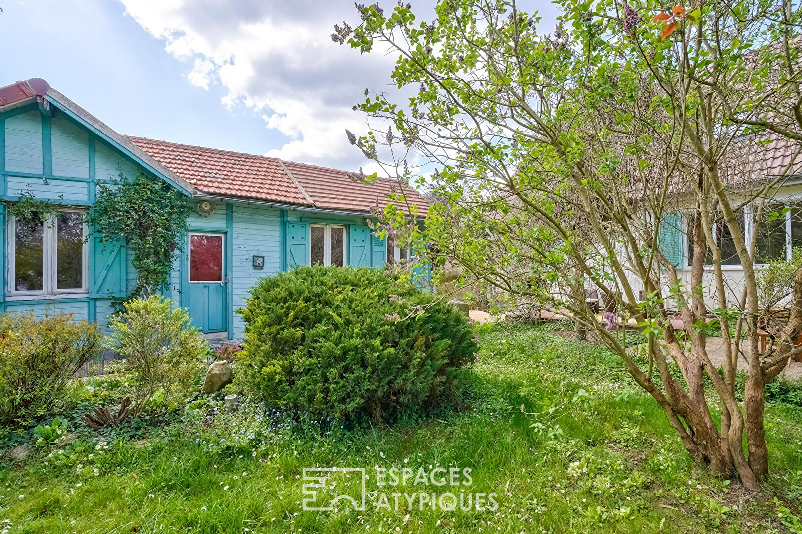 Maisonette with view and its outbuilding on an island