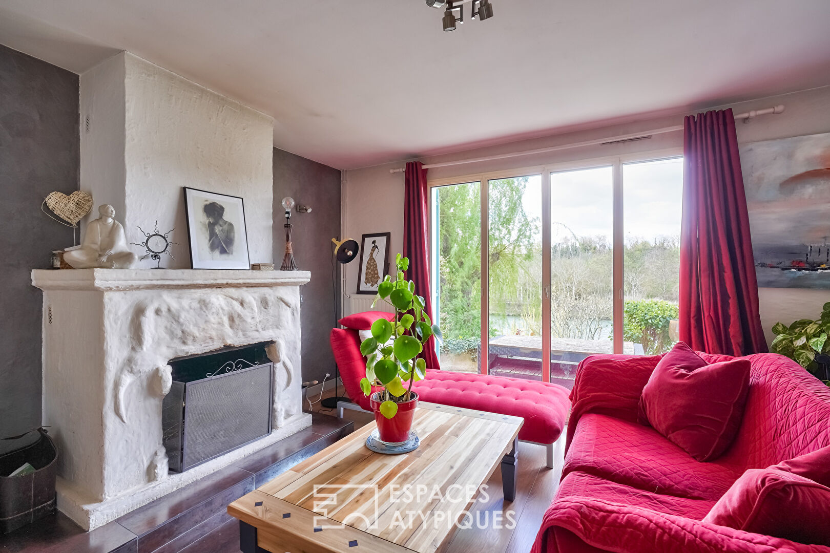 Maisonette with view and its outbuilding on an island