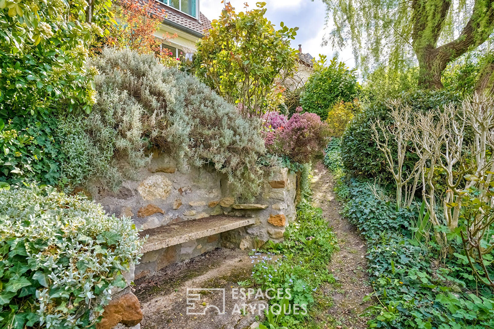 Maisonnette avec vue et sa dépendance sur une ile