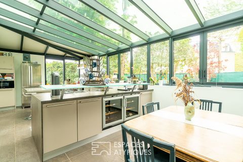 Family home with warm elegance in the heart of the city