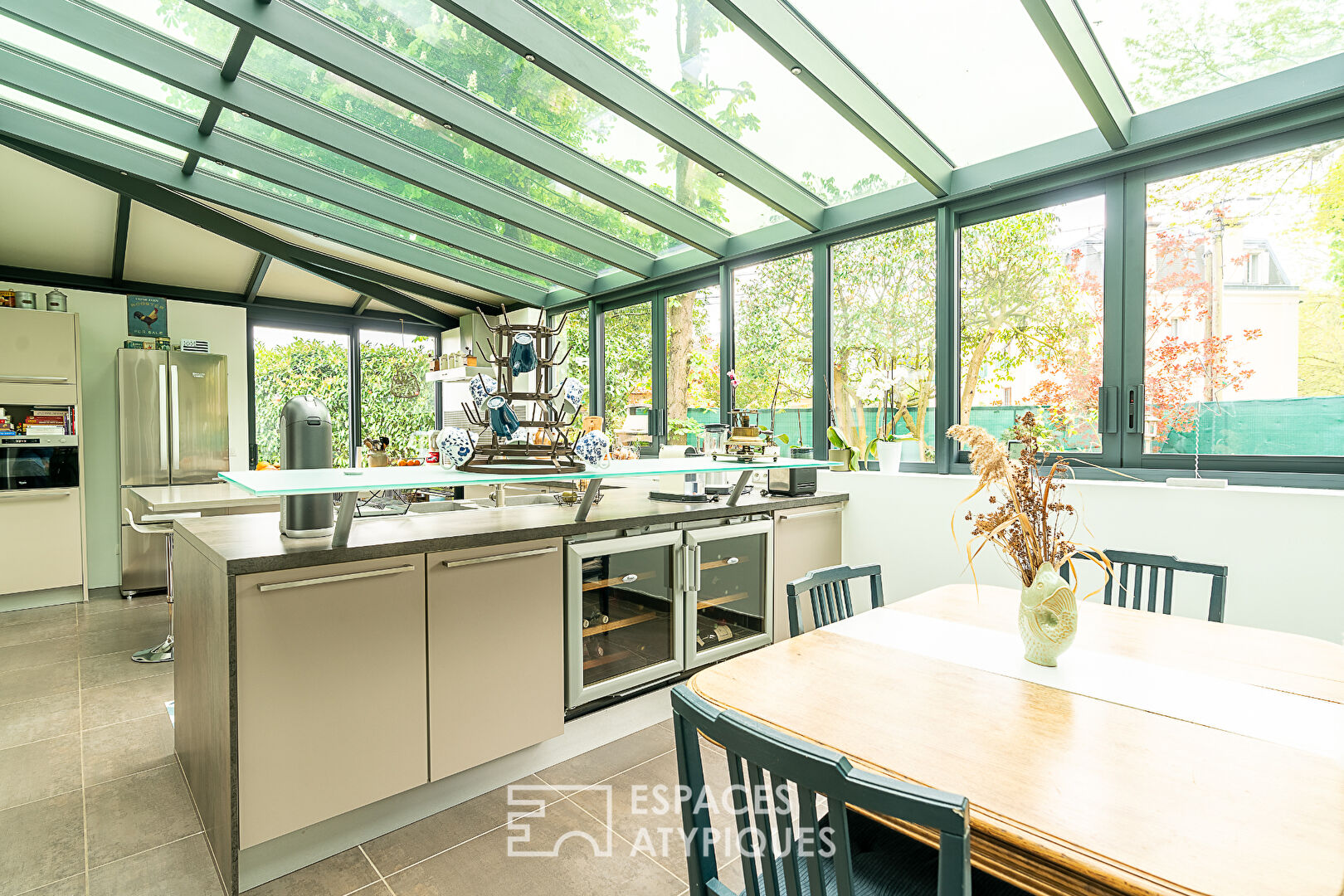 Family home with warm elegance in the heart of the city