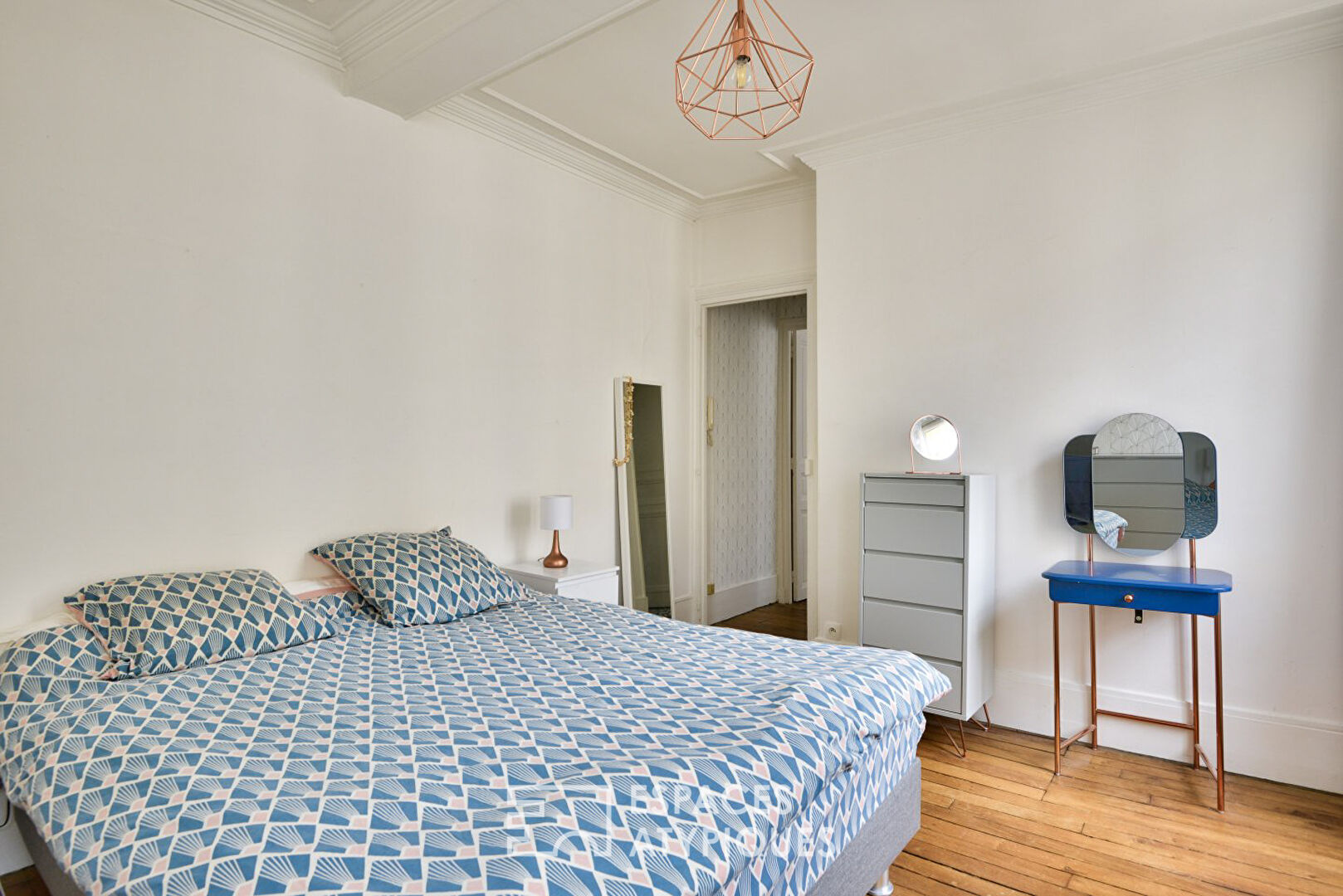 Quiet independent apartment facing south