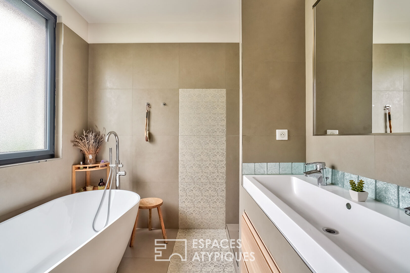 House with a cozy chic atmosphere and its intimate garden.