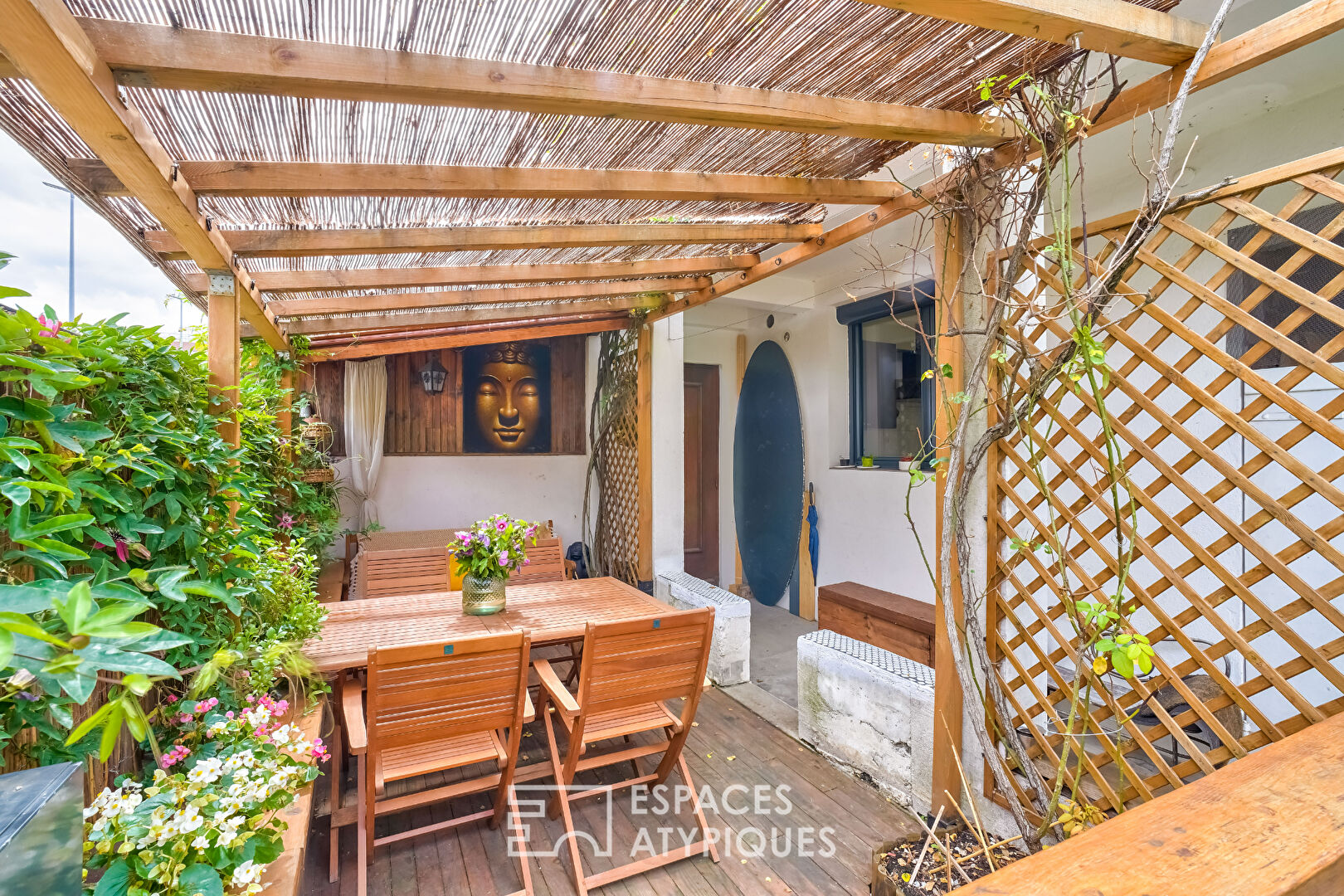 House with a cozy chic atmosphere and its intimate garden.