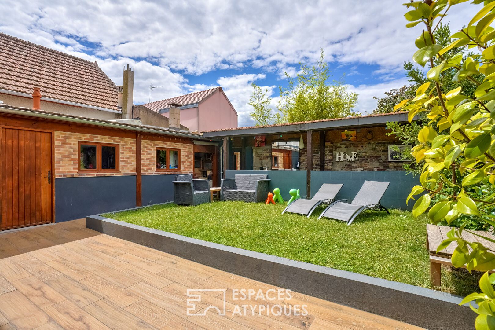 House with a cozy chic atmosphere and its intimate garden.