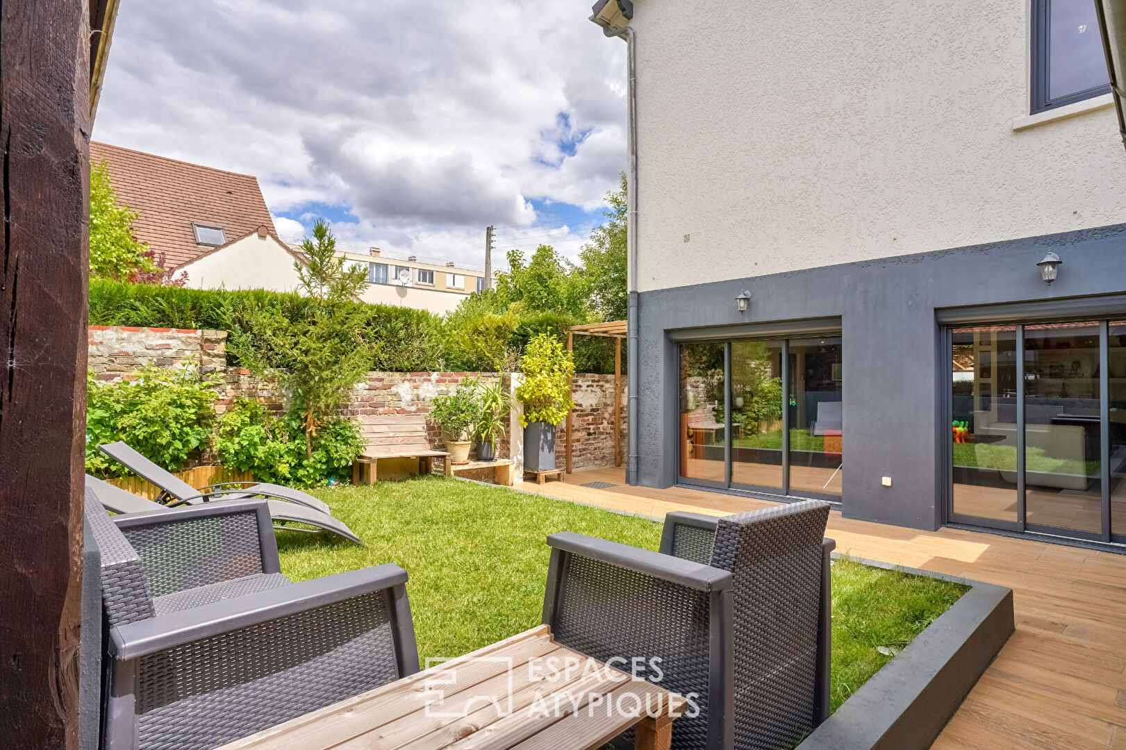 House with a cozy chic atmosphere and its intimate garden.