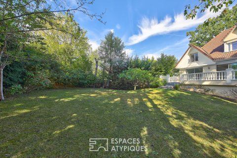 Grande maison lumineuse de style intérieur contemporain sur jardin paysagé